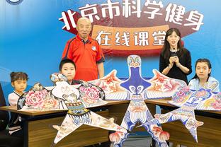 四川女篮夺冠庆祝时 这个把韩旭拍“生气”的工作人员是谁？